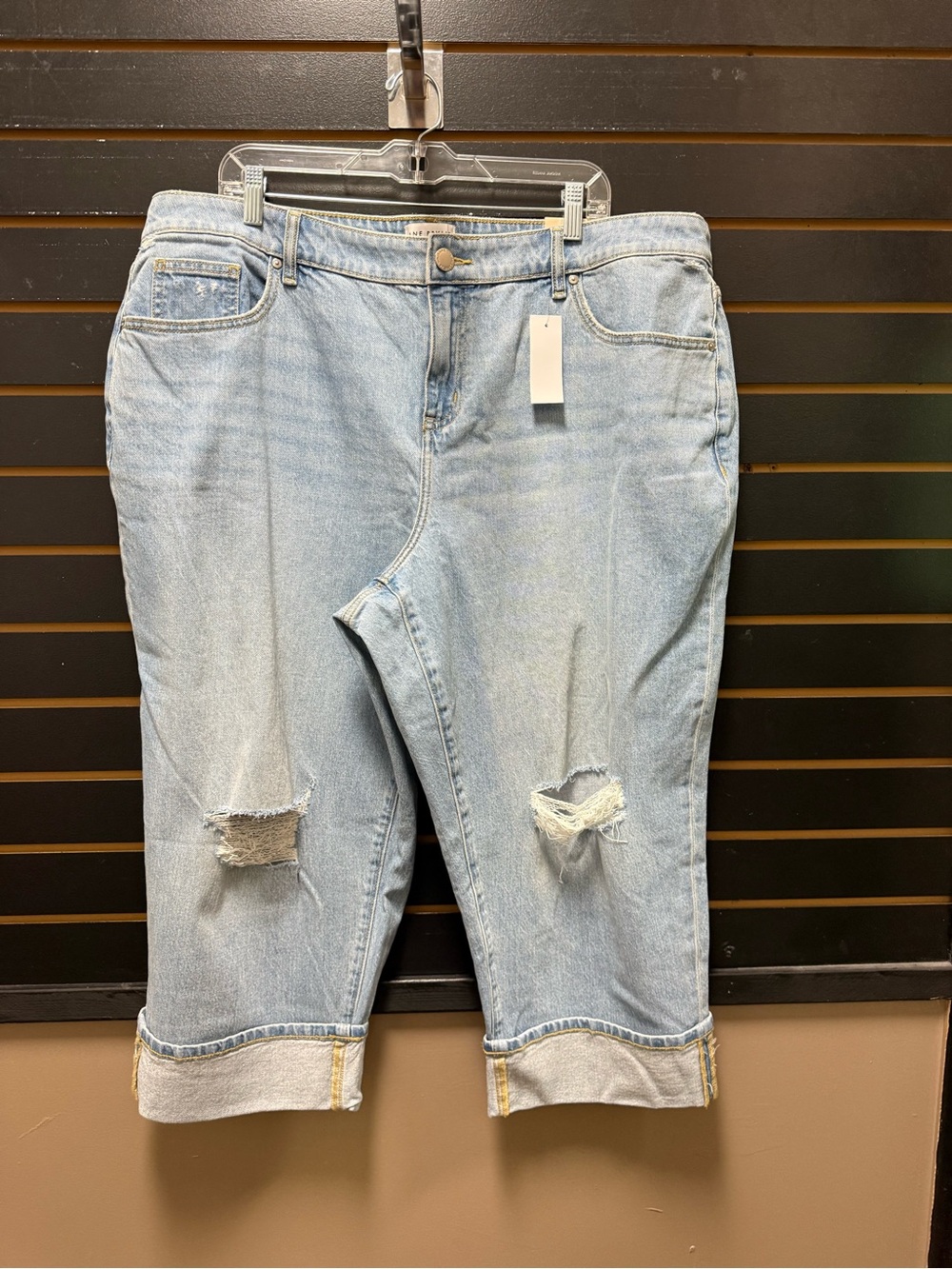NWT Lane Bryant Boyfriend Capri Jeans Size 20 Mid Rise Distressed Cuffed
